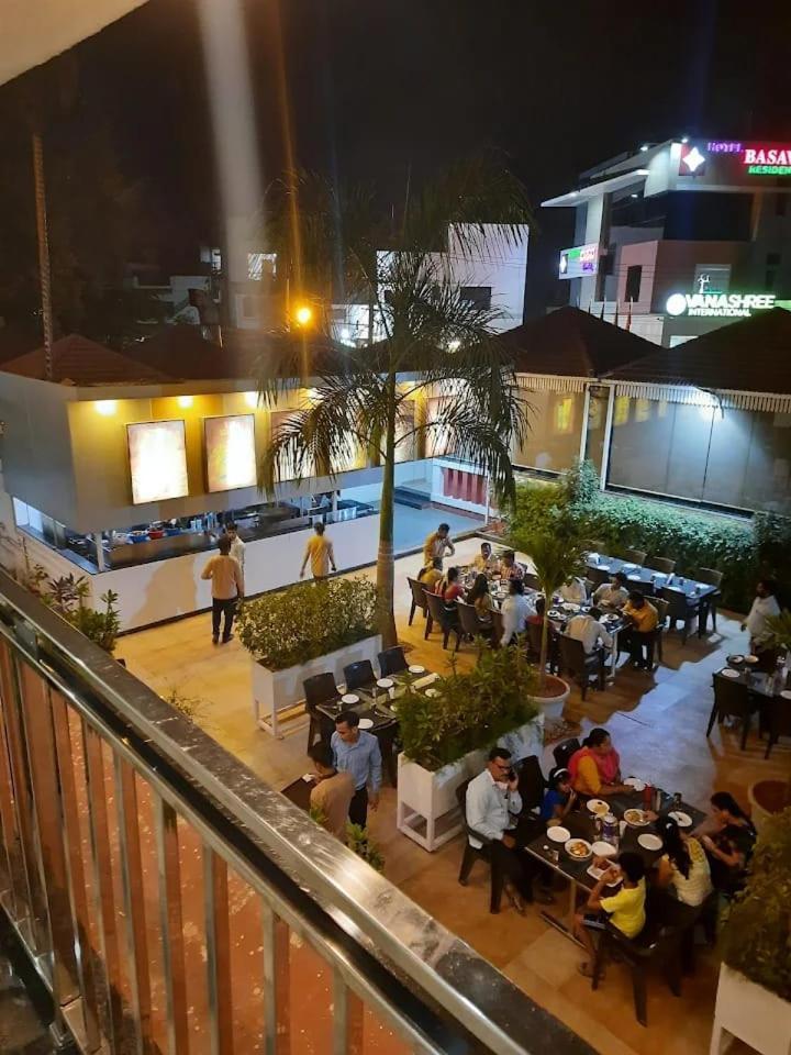 Hotel Madhuvan International Bijapur  Bagian luar foto