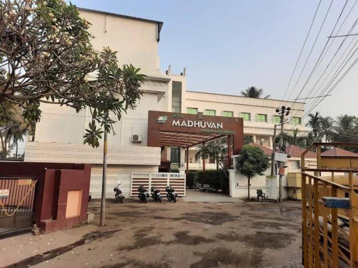 Hotel Madhuvan International Bijapur  Bagian luar foto
